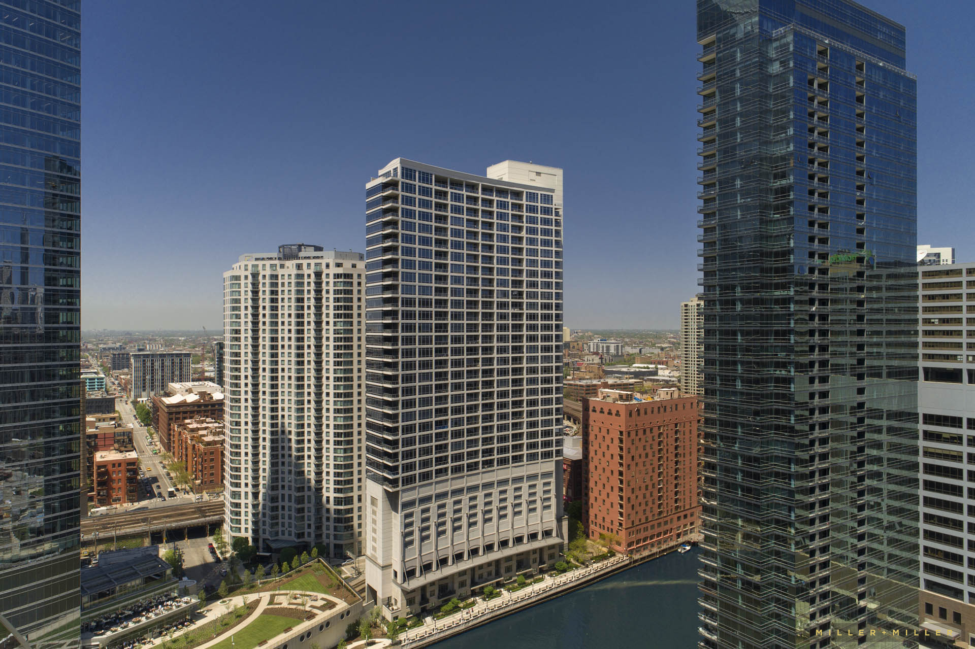 drone-photographer-chicago-river-skyscraper-buildings-photos